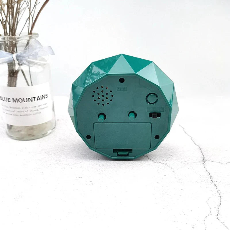 Analoger Wecker mit großen Ziffern