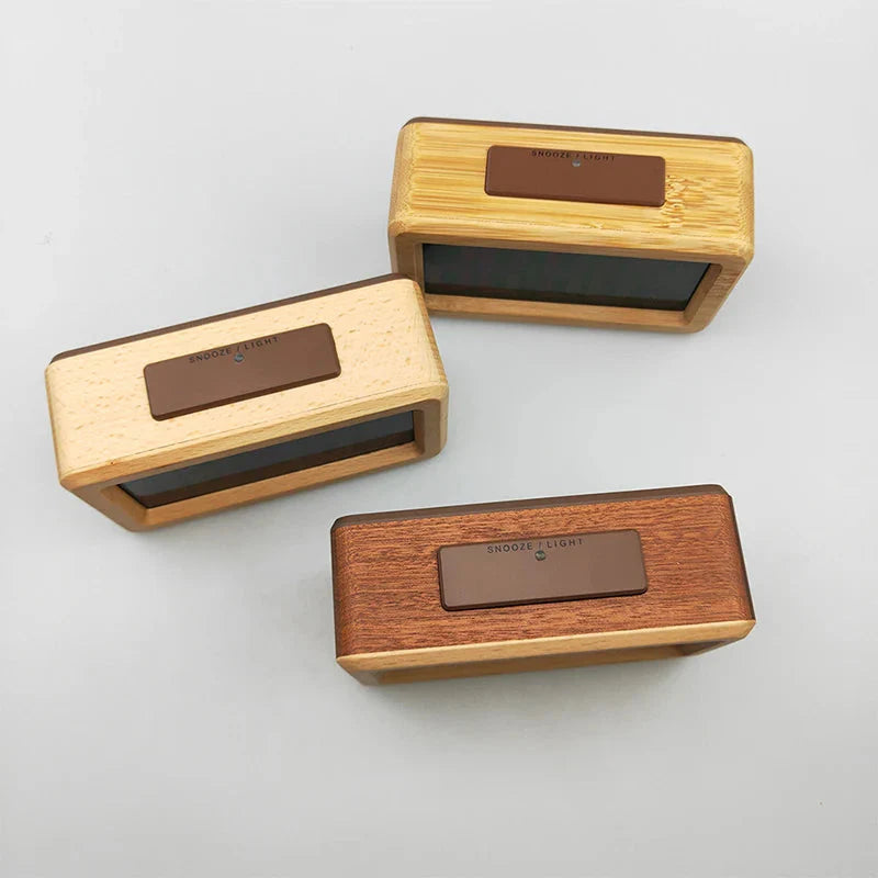 Digitaler Wecker aus Holz