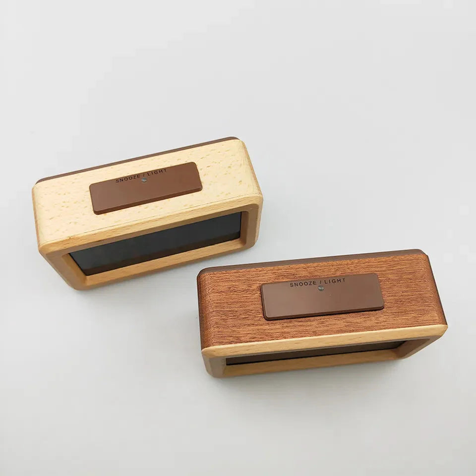 Digitaler Wecker aus Holz
