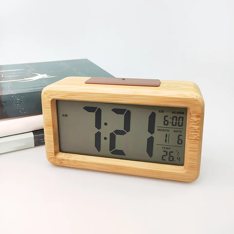 Digitaler Wecker aus Holz