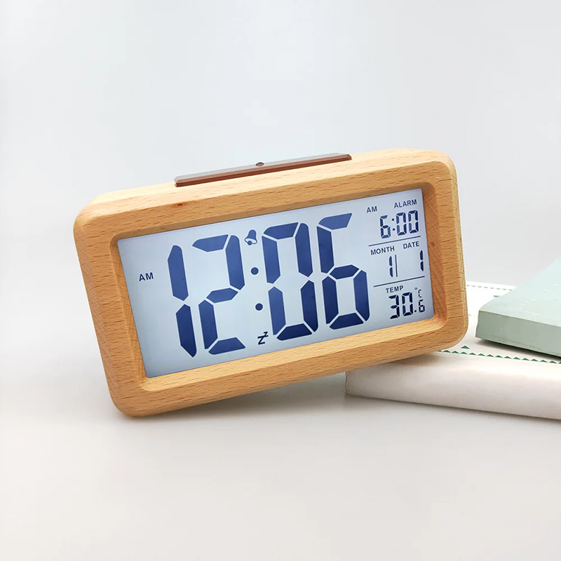 Digitaler Wecker aus Holz