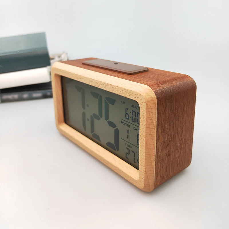 Digitaler Wecker aus Holz