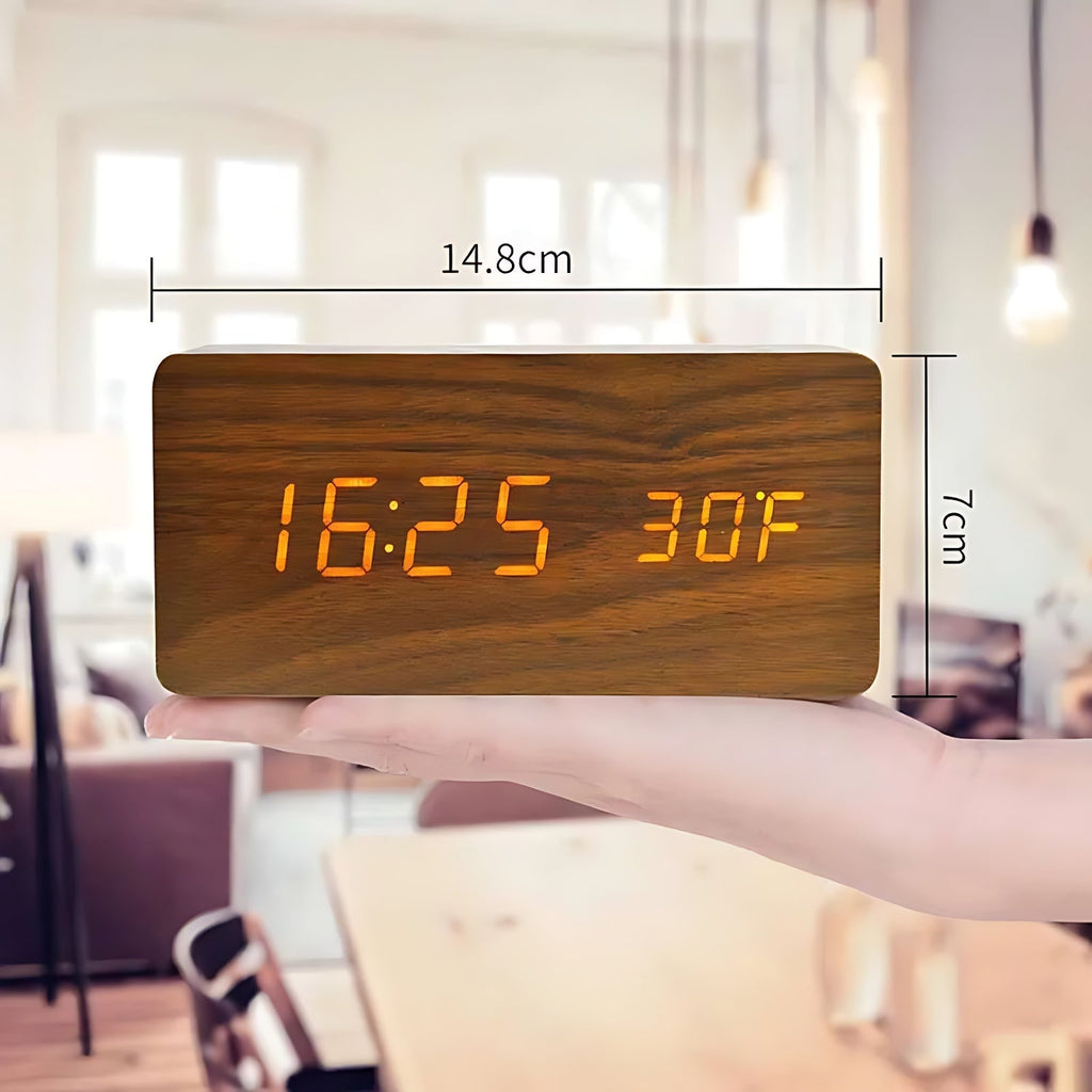 LED Wecker aus hellem Holz